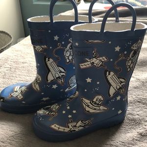 Toddler spaceship rain boots.